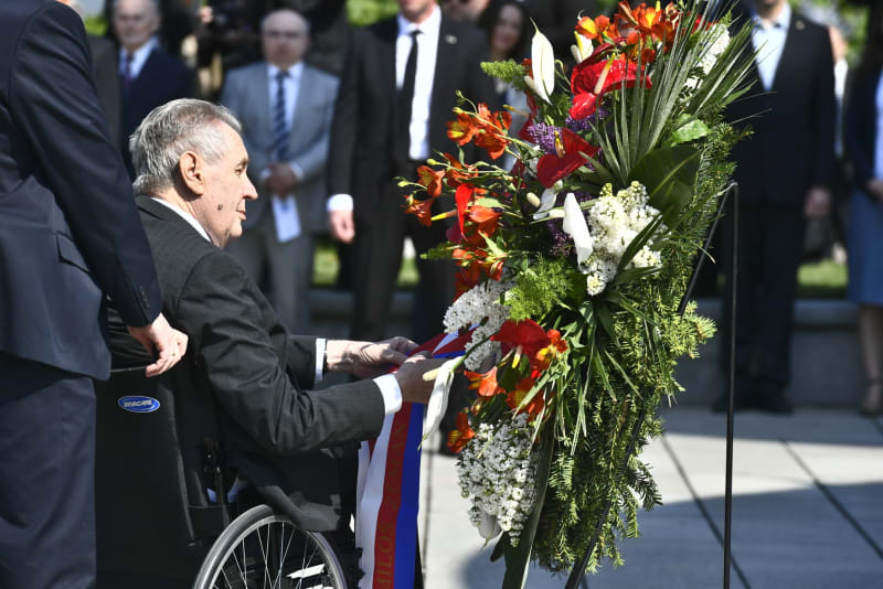 Prezident Miloš Zeman uctil památku padlých ke Dni vítězství.