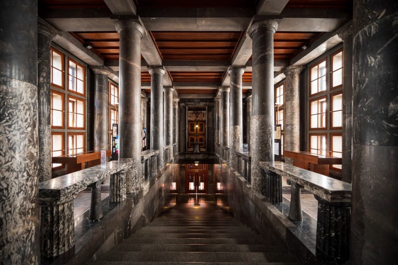 Snímek pořízený 29. července 2021 ukazuje pohled na hlavní schodiště a lobby slovinské národní a univerzitní knihovny, kterou navrhl slovinský architekt Joze Plecnik, v Lublani ve Slovinsku