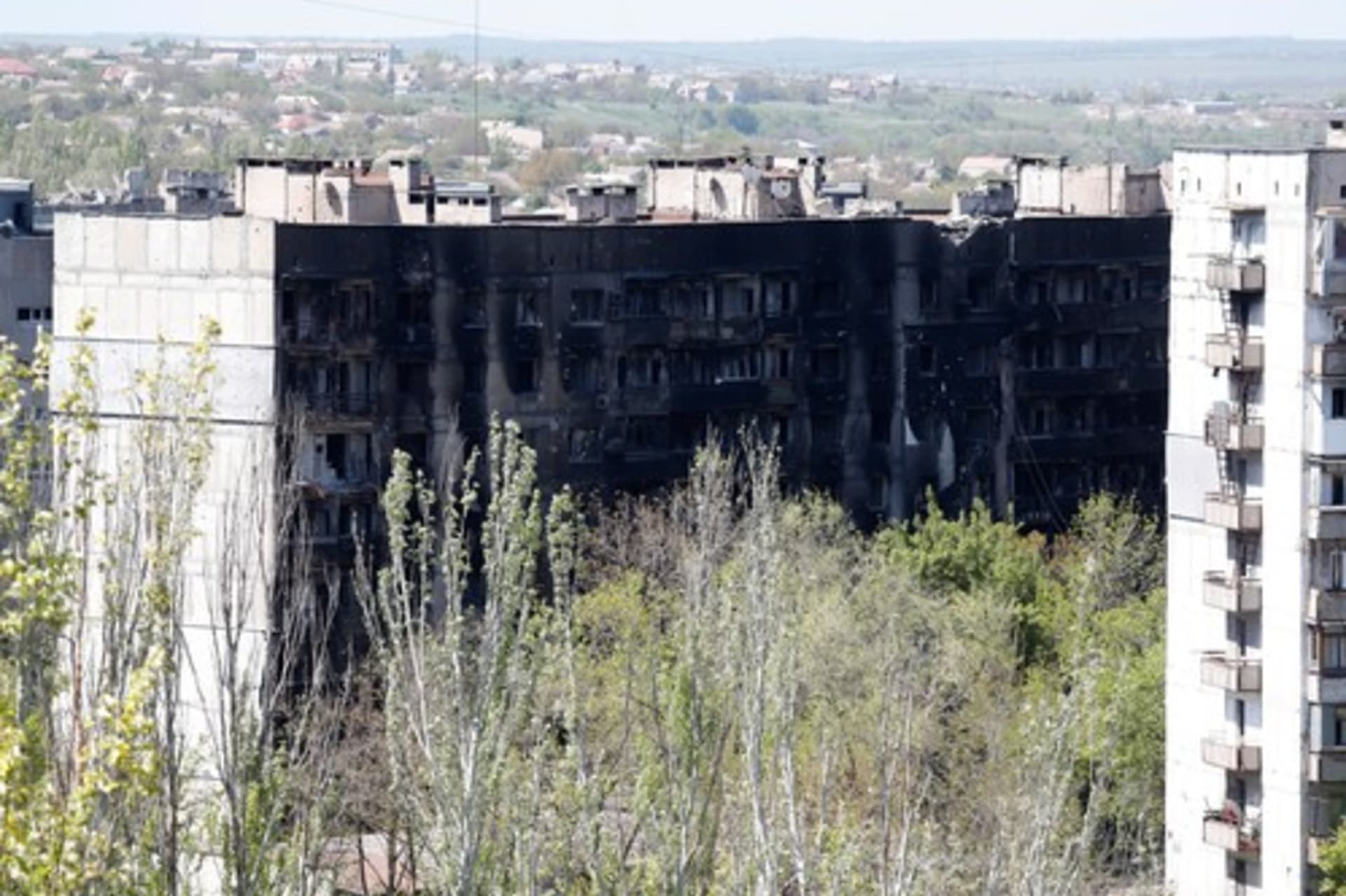 Zničené sídliště v Mariupolu (8. 5.)