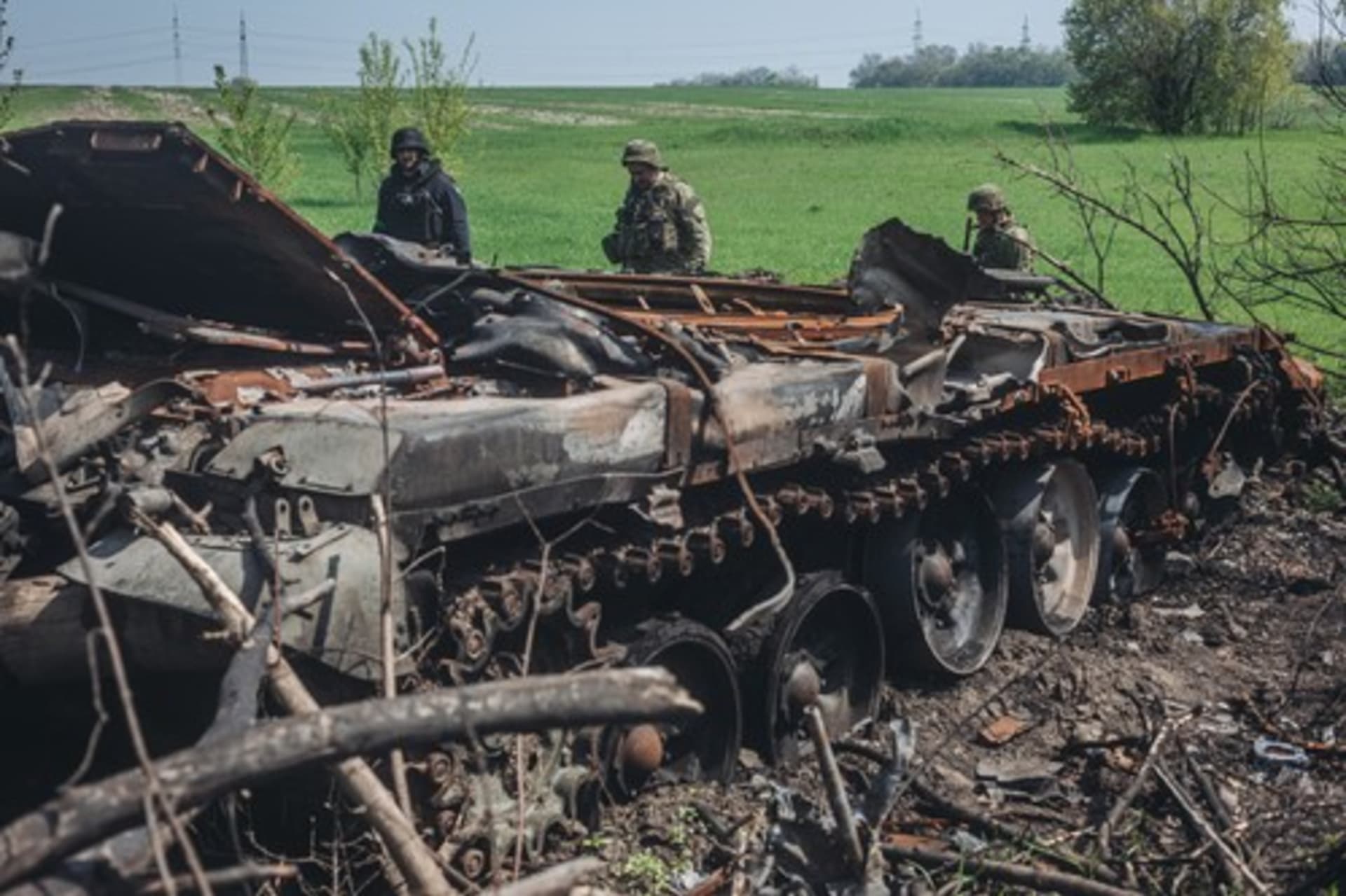 Ukrajinští vojáci u zničeného ruského tanku poblíž Charkova