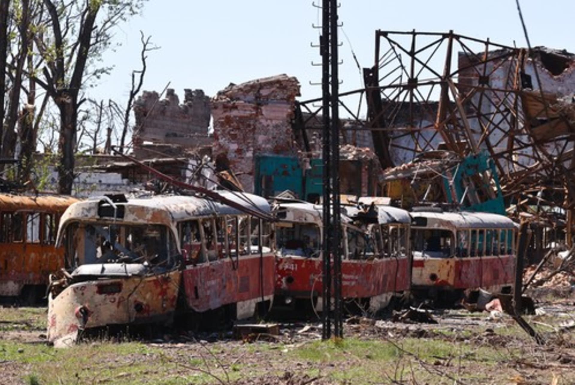Trosky tramvají T3 československé výroby ve zdevastovaném Mariupolu