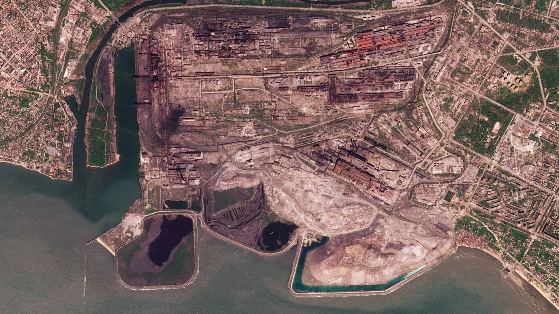 Satelitní snímek pořízený Planet Labs BBC zachycuje ocelárny Azovstal 7. května