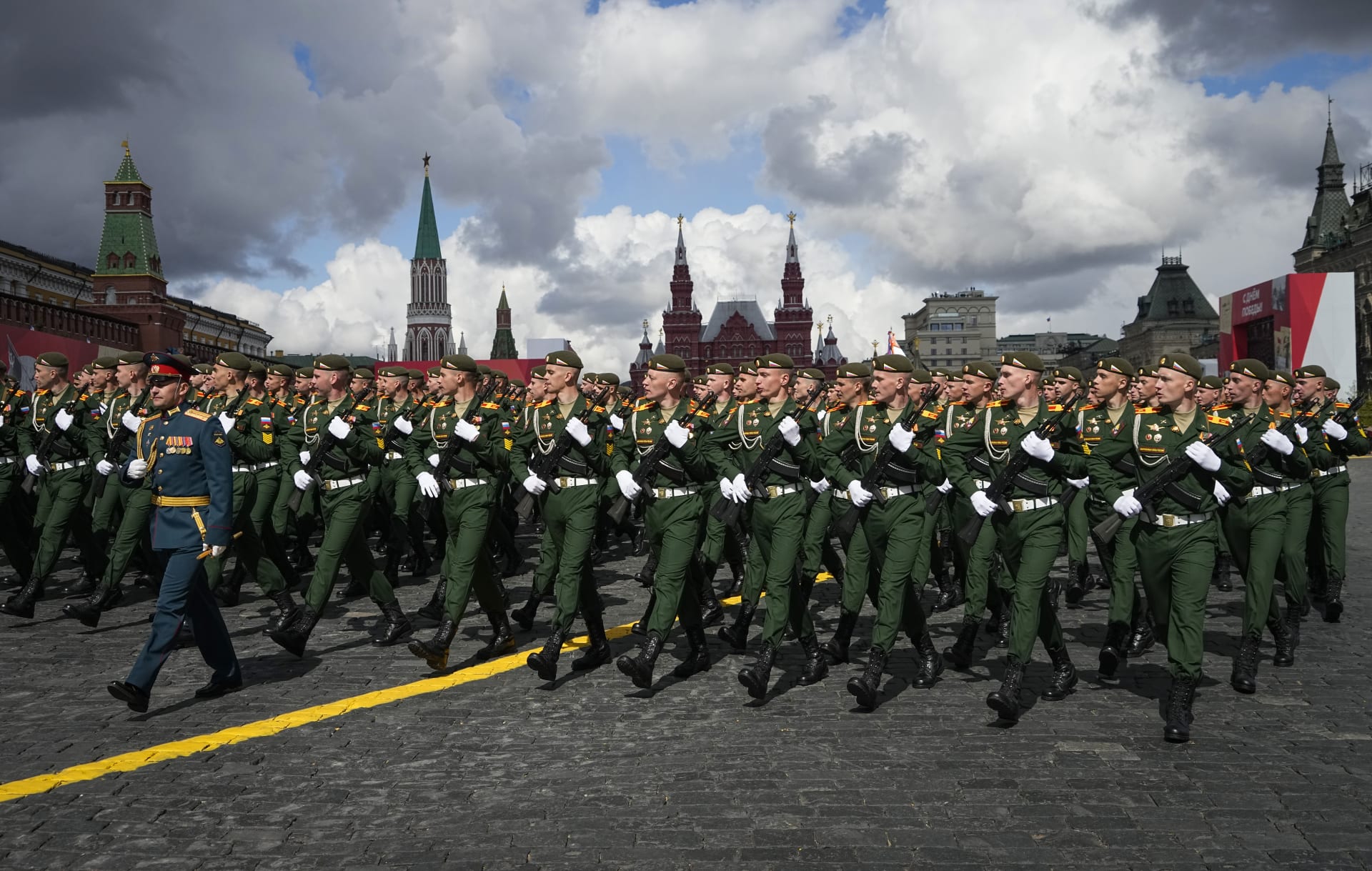 Vojenská přehlídka na Rudém náměstí v Moskvě v loňském roce.