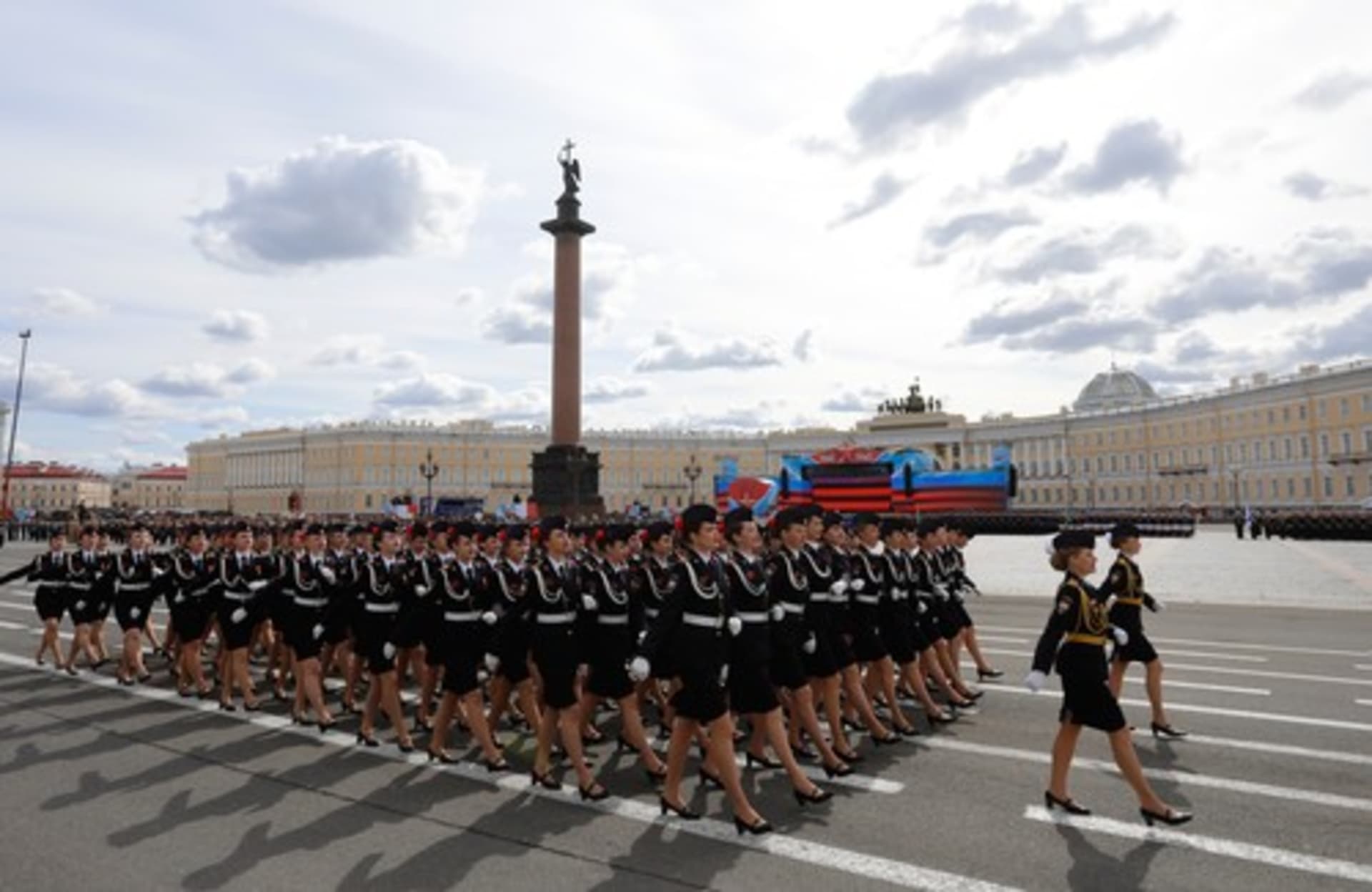 Tradiční vojenská přehlídka na Rudém náměstí v Moskvě.