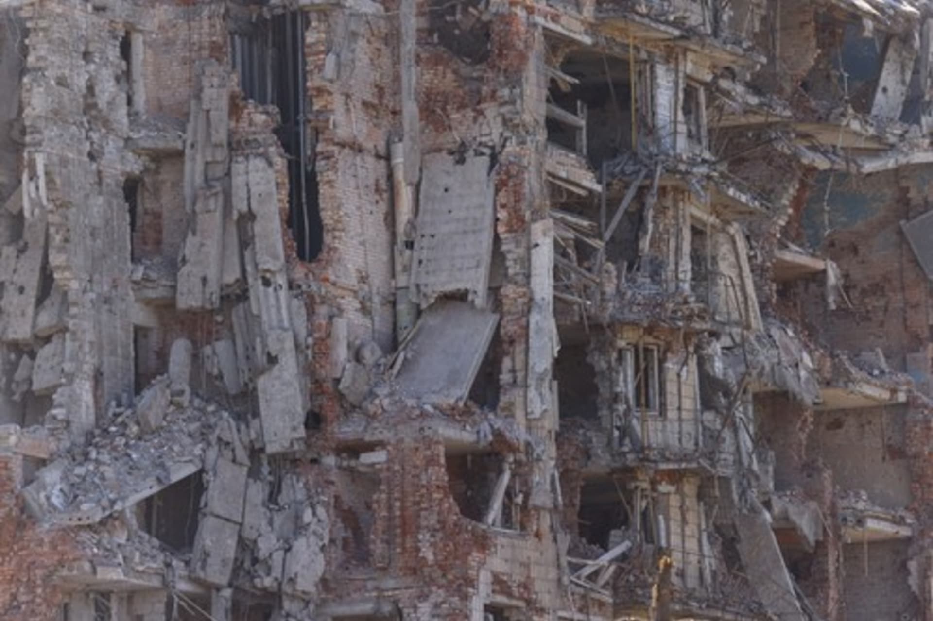 Zcela zničená obytná budova v Mariupolu