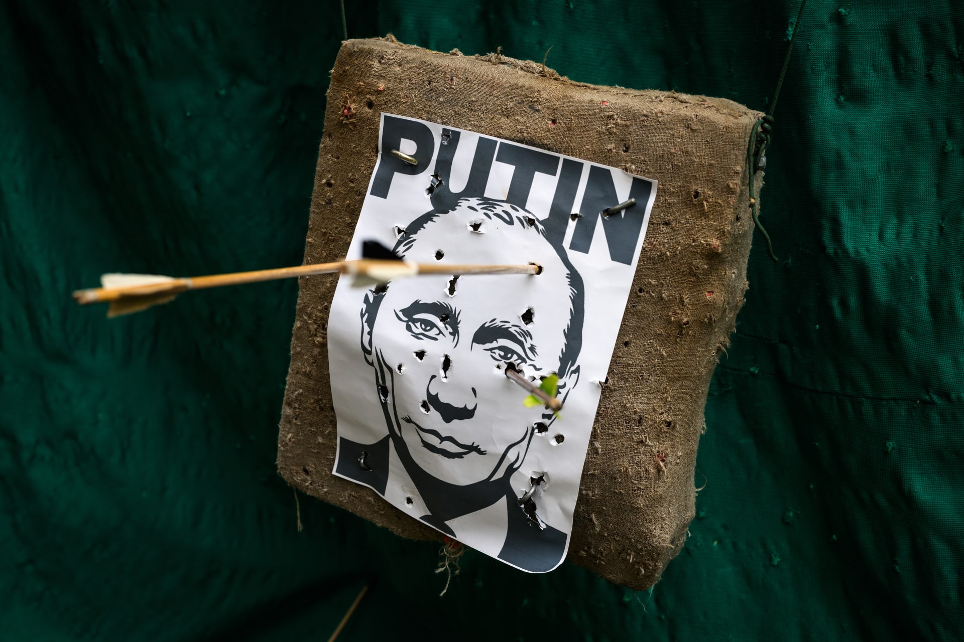 Nová turistická atrakce ve lvovském muzeu: Obrázek Vladimira Putina jako terč pro šípy
