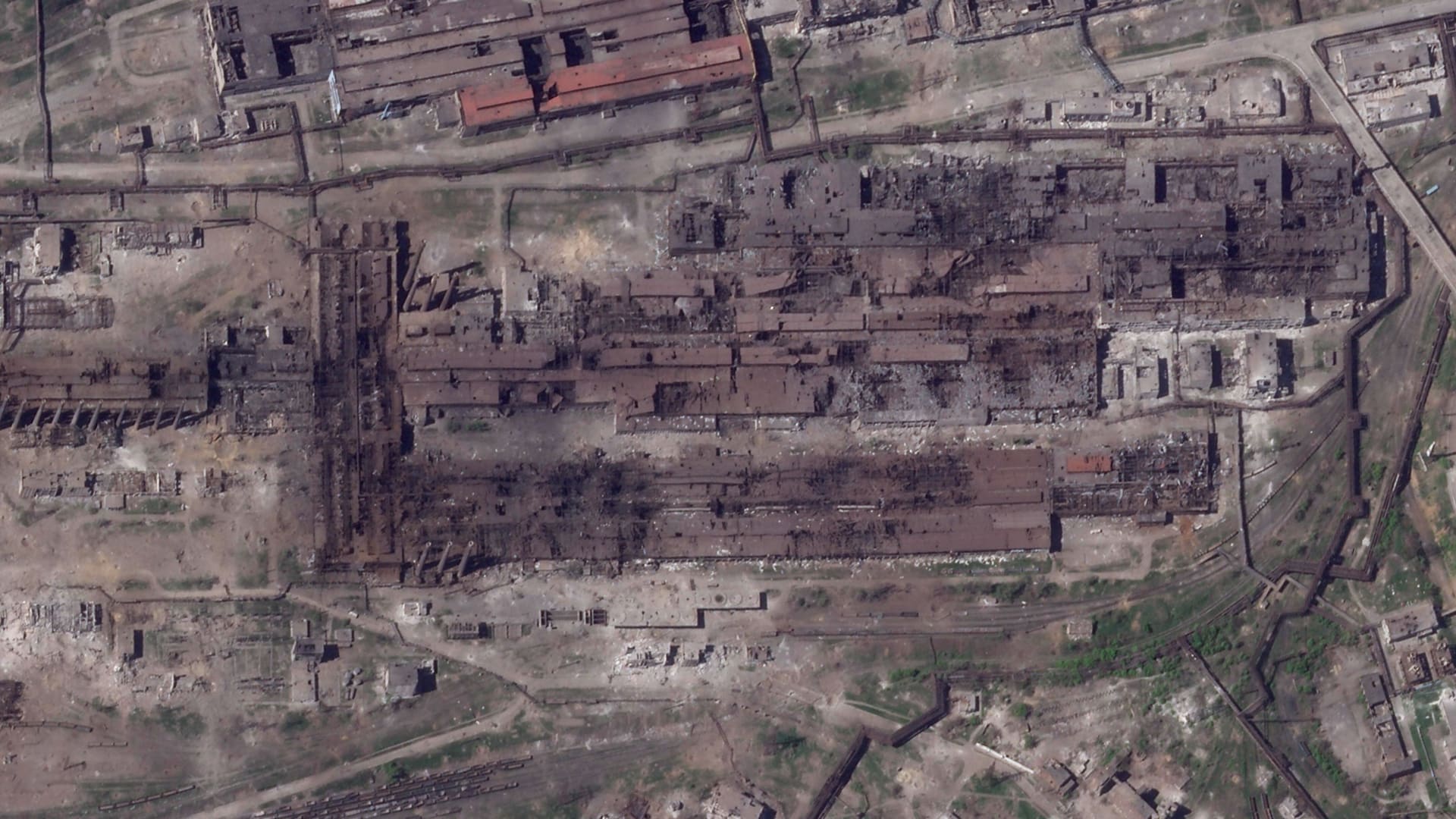 Satelitní snímek pořízený Planet Labs BBC zachycuje ocelárny Azovstal 7. května