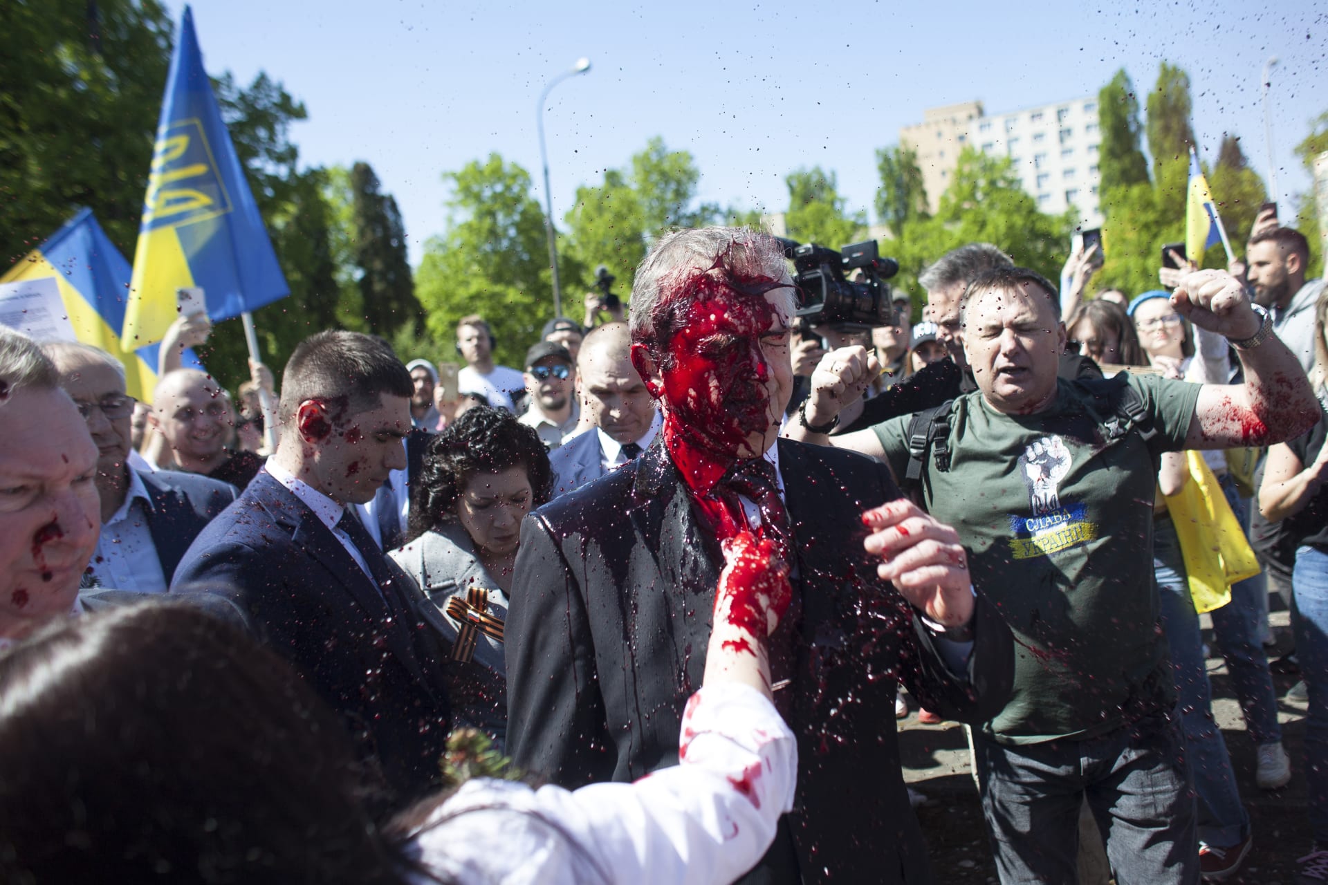 Na ruského velvyslance v Polsku Sergeje Andrejeva demonstranti pokřikovali.