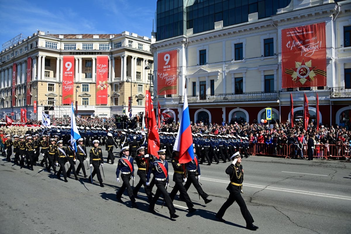 Oslavy Dne vítězství probíhají po celém Rusku. Na fotografii lidé oslavují ve městě Vladivostok.