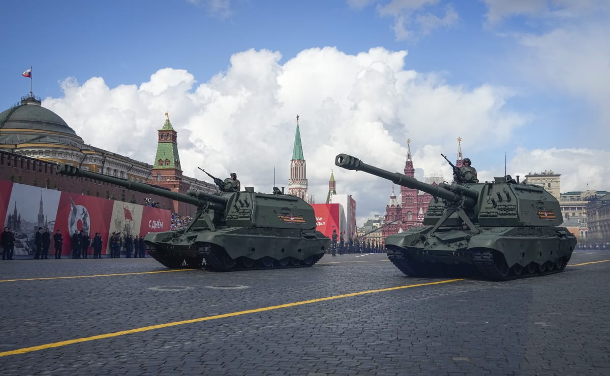 Vojenská přehlídka na Rudém náměstí v Moskvě.