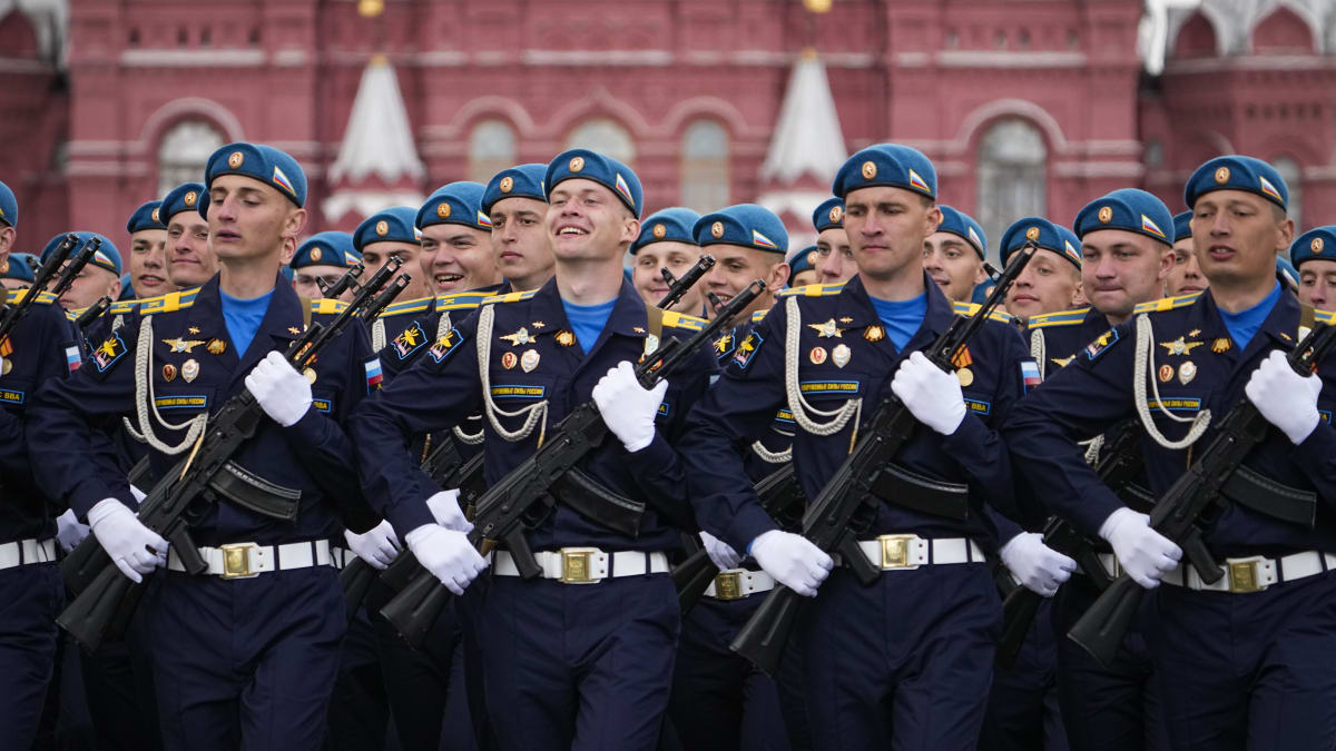 Na Rudém náměstí v Moskvě za přítomnosti ruského prezidenta Vladimira Putina proběhla vojenská přehlídka k 77. výročí vítězství ve druhé světové válce.