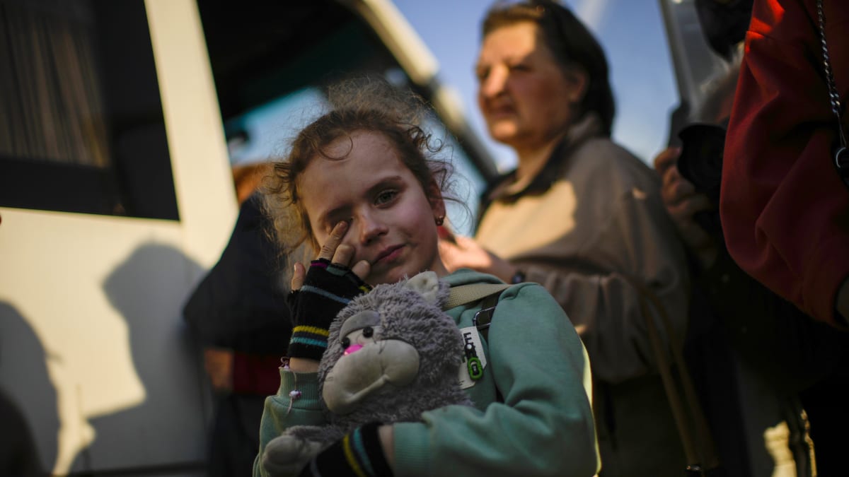 Dívka, které se podařilo uprchnout z Mariupolu, v centru pro uprchlíky v Záporoží