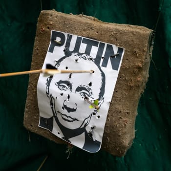 Nová turistická atrakce ve lvovském muzeu: Obrázek Vladimira Putina jako terč pro šípy