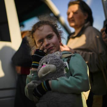 Dívka, které se podařilo uprchnout z Mariupolu, v centru pro uprchlíky v Záporoží
