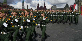 OBRAZEM: Chudší vojenská přehlídka a Putinovy slovní útoky. Jak Rusko slavilo Den vítězství?