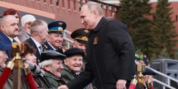 Kulhal a přikryl se dekou. Přehlídka rozvířila nové pochyby o Putinově zdraví