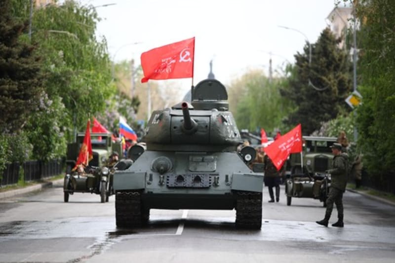 Moskvou během přehlídky projely i tanky T-34