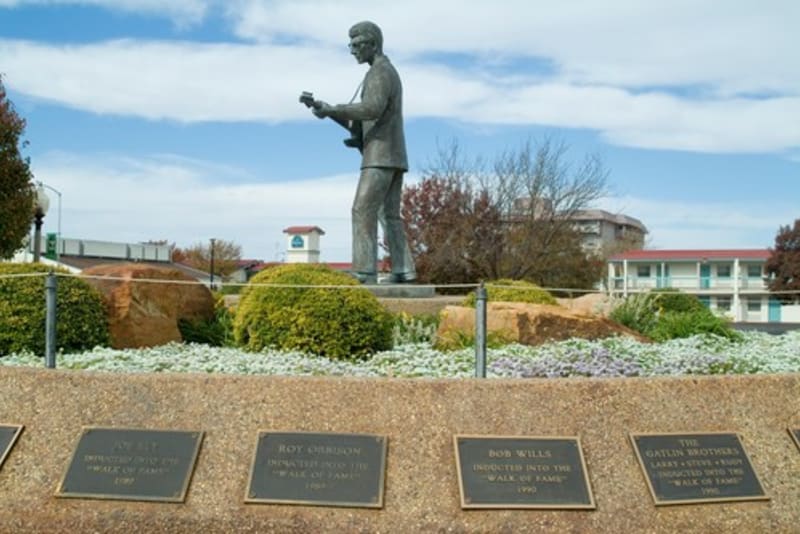 Lubbock, kde se případ odehrál, je typické texaské město. Jeho nejslavnějším rodákem je zřejmě zpěvák Buddy Holly