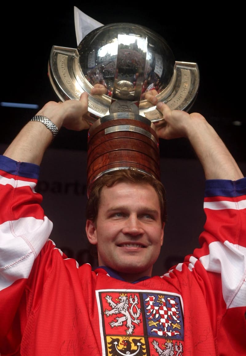 Jiří Šlégr s trofejí pro hokejové mistry světa, kterou získal v roce 2005.
