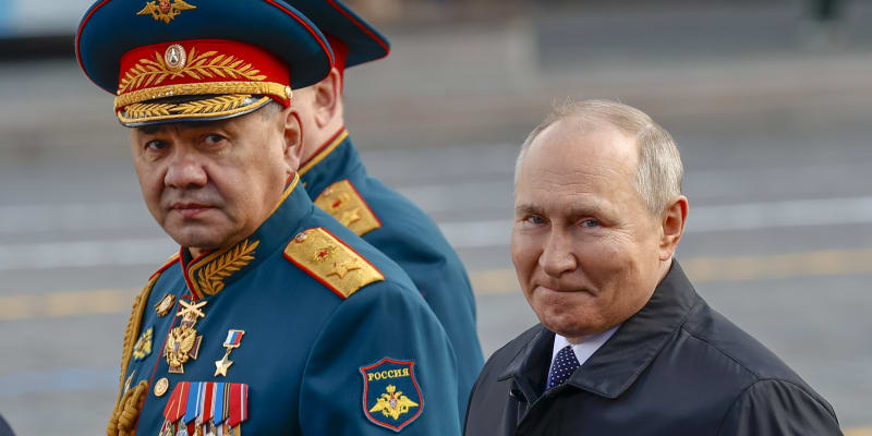 Ruský prezident Vladimir Putin se účastní vojenské přehlídky během 77. výročí Dne vítězství na Rudém náměstí v Moskvě 09. května 2022. 