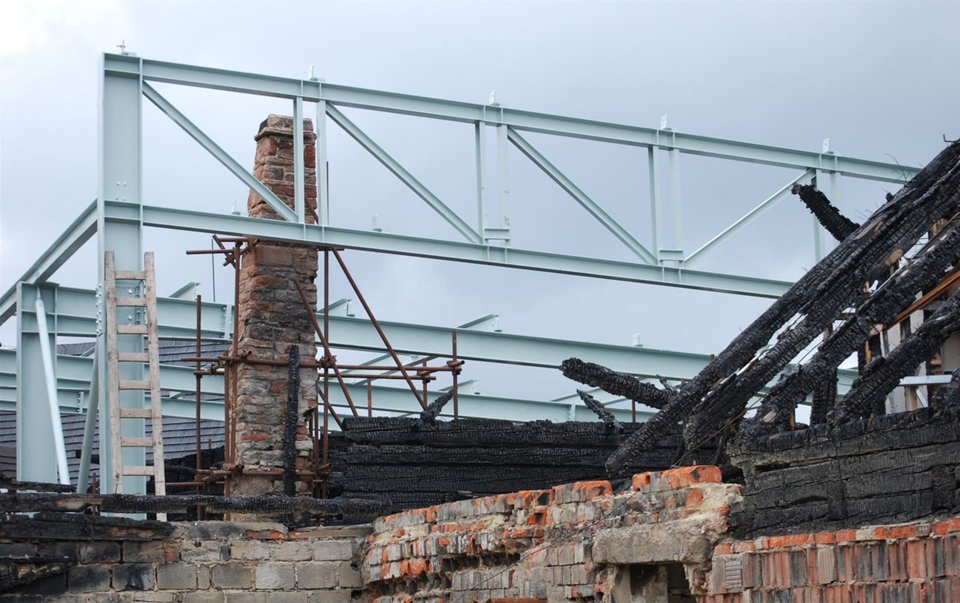 Dřevostavba Libušín, kterou navrhl architekt Dušan Jurkovič, vyhořela v noci 3. března 2014. 