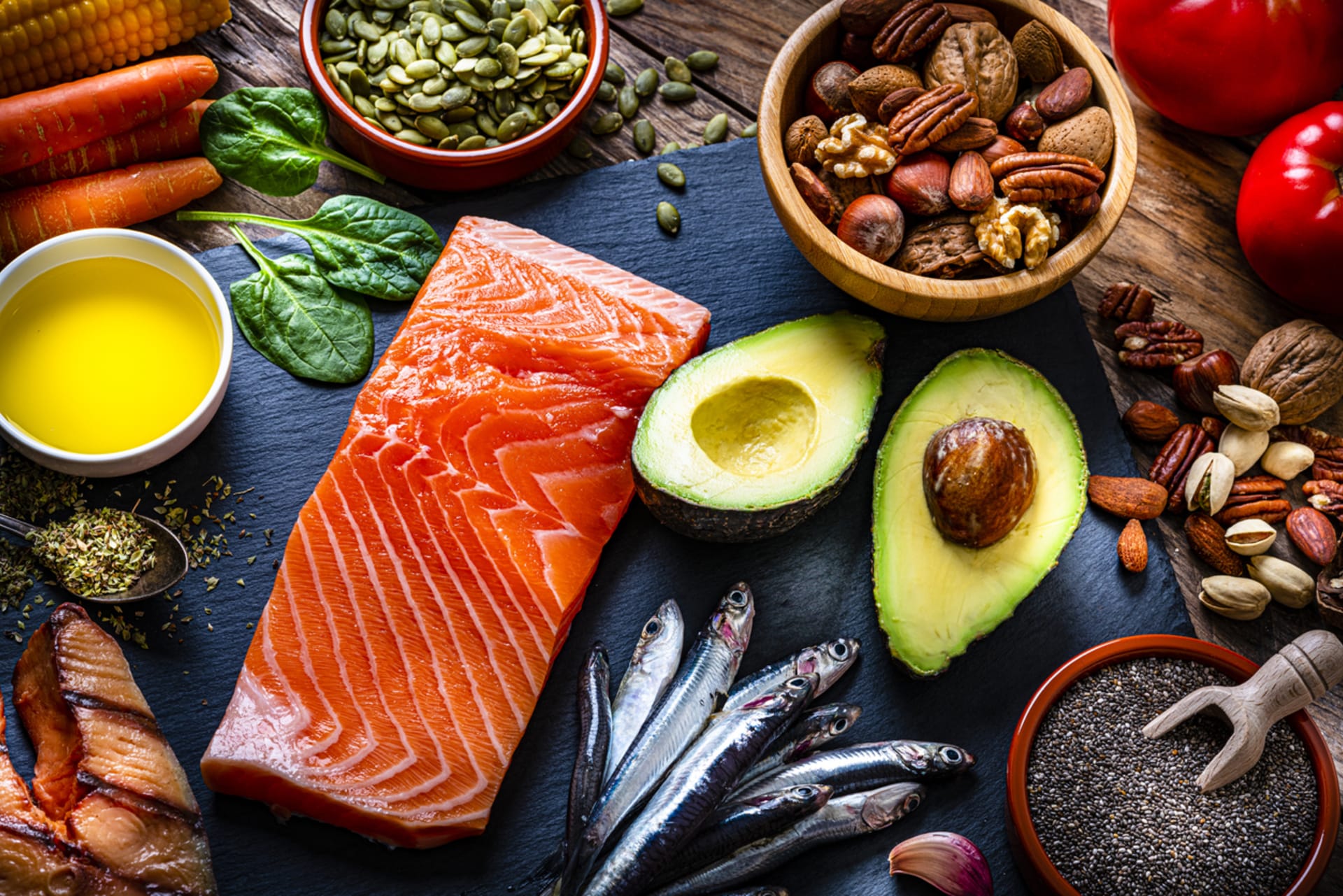 Tuky jsou důležitou složkou zdravého jídelníčku i v případě, že máte vysoký cholesterol. Zaměřte se ale více na rostlinné zdroje a ryby.