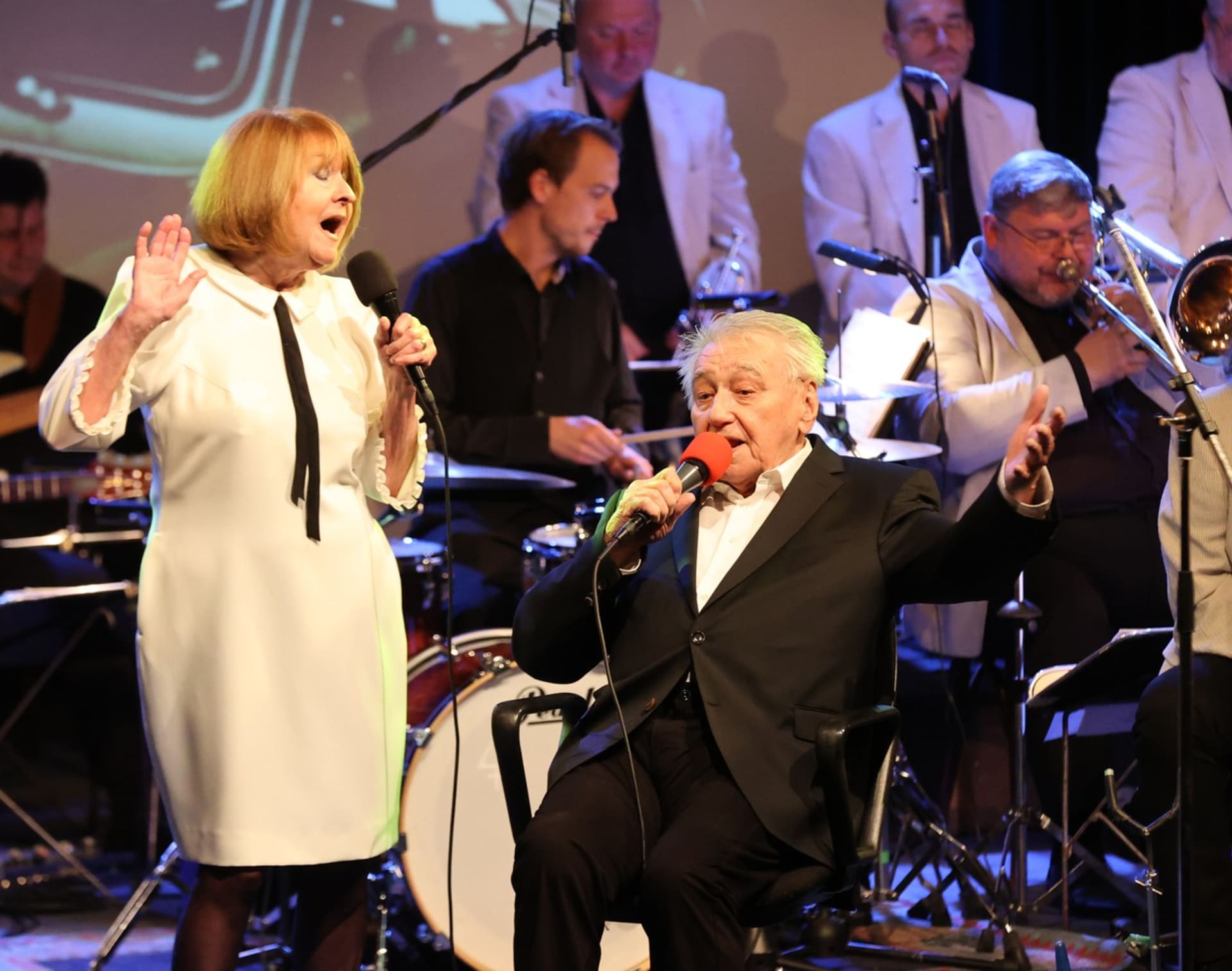 Josef Zíma nejraději koncertuje. Před rokem si zazpívali společně s Pavlínou Filipovskou, která oslavila 80 let. 