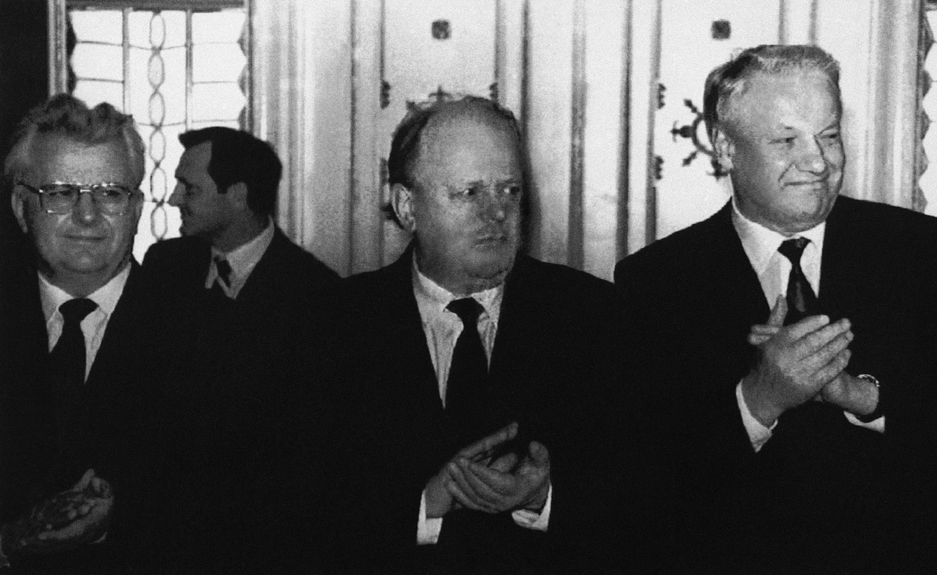 Zleva: Ukrajinský prezident Leonid Kravčuk, běloruský lídr Stanislav Šuškevič a ruský prezident Boris Jelcin 8. prosince 1991 po podpisu tzv. bělověžské dohody, která ukončila existenci Sovětského svazu