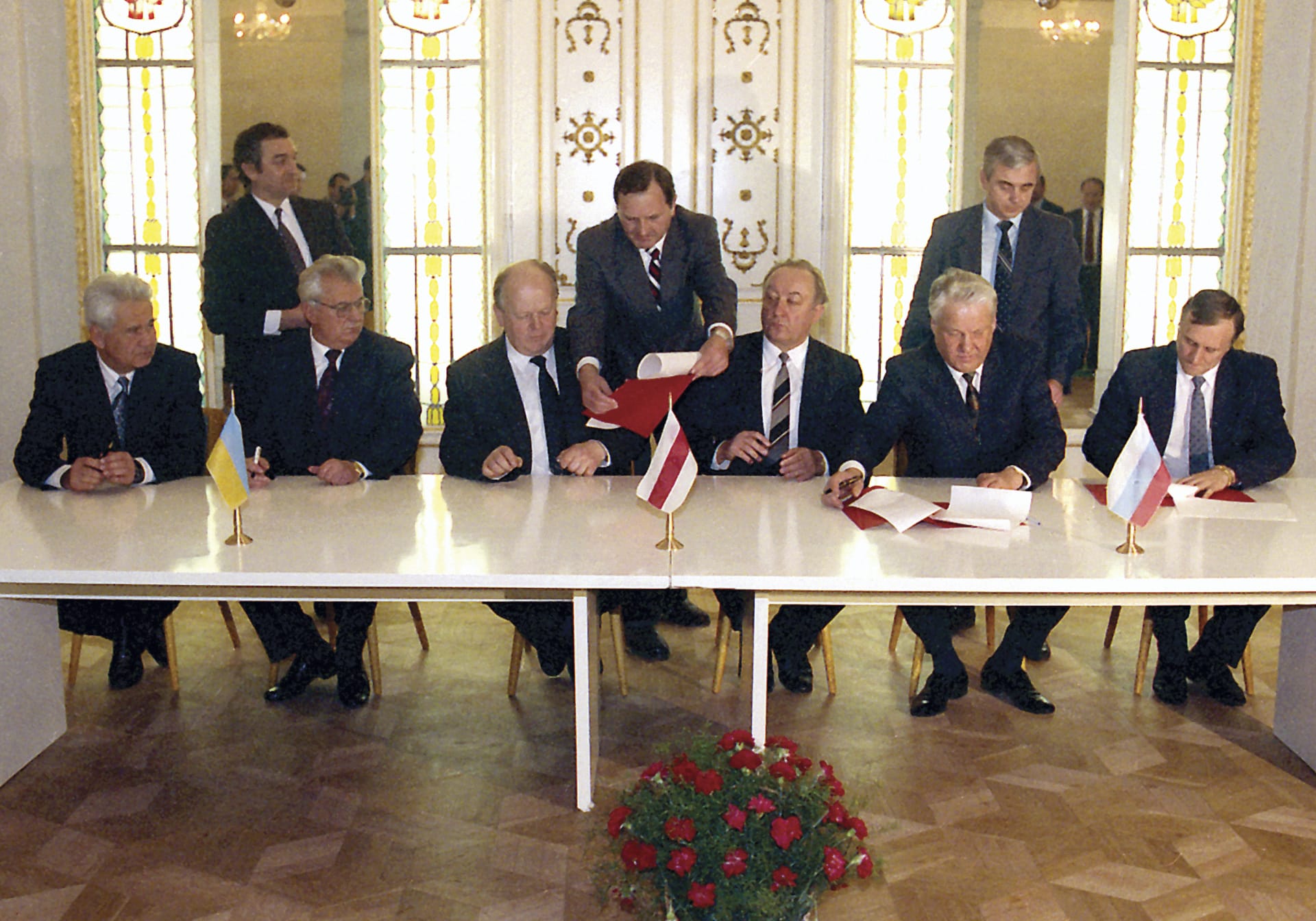 Podpis tzv. bělověžské dohody, která ukončila existenci Sovětského svazu. Leonid Kravčuk je na fotografii druhý zleva