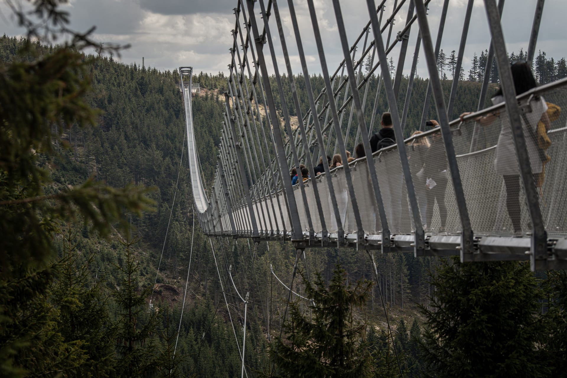 Výstavba Sky Bridge stála zhruba 200 milionů korun.