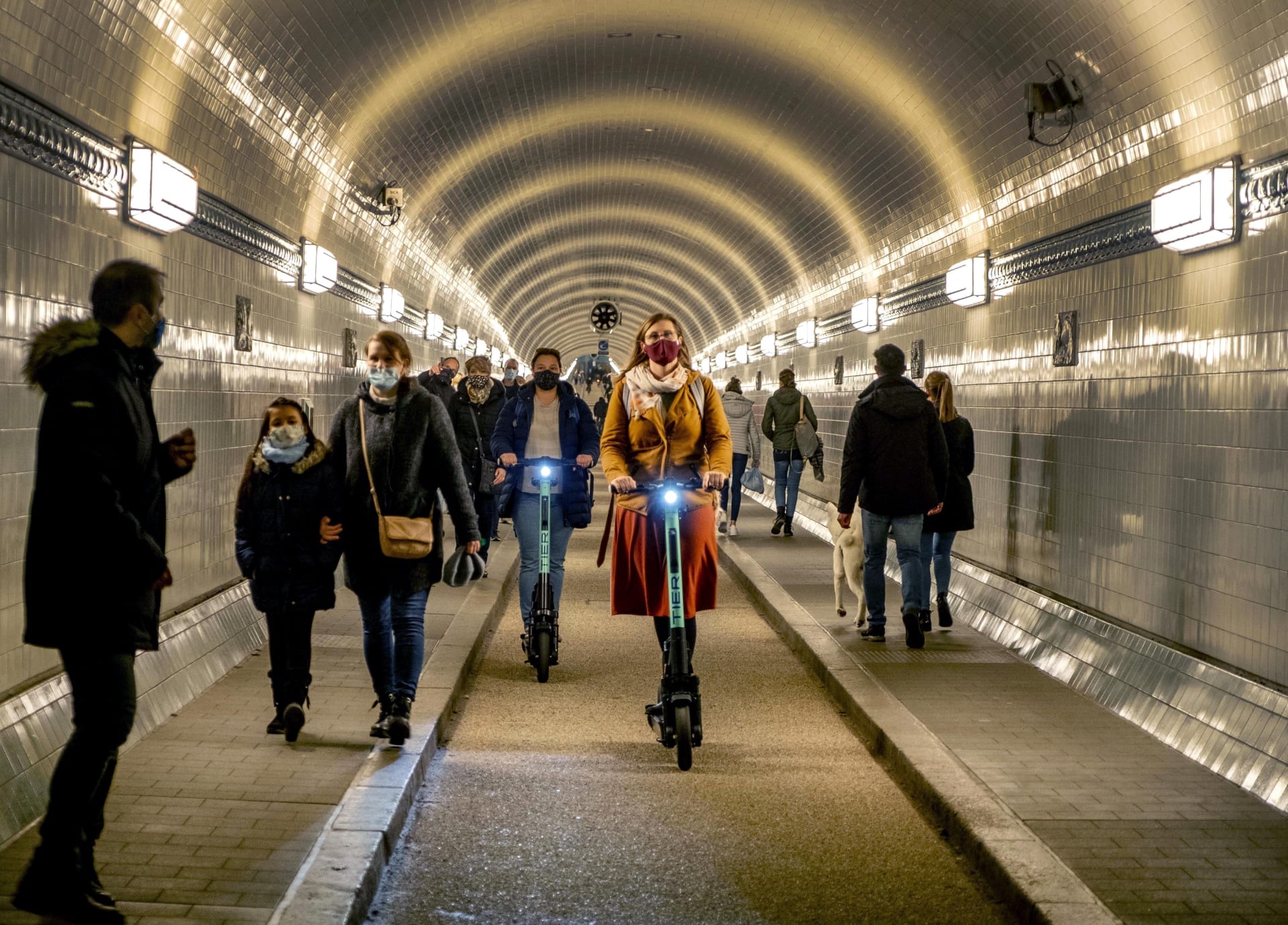 Žena projíždí na elektrické koloběžce Starým labským tunelem v německém Hamburku.