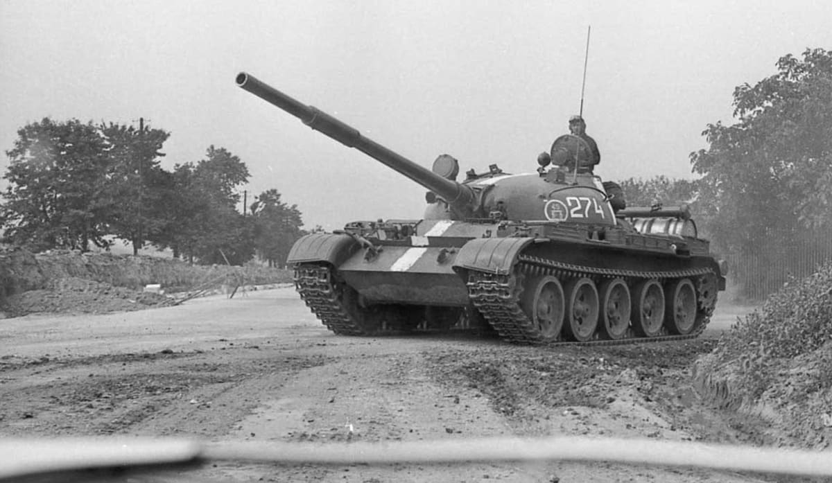 Ruské tanky v Československu v srpnu1968. Snímek turistky Okky Offerhaus uložený v Národním archivu