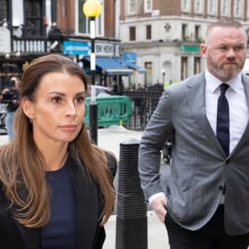 Coleen Rooneyová přichází k soudu po boku svého manžela, teď už bývalého fotbalisty, Wayna Rooneyho.