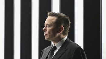 Elon Musk s Twitterem opět otočil. Společnost chce znovu koupit za bilion korun