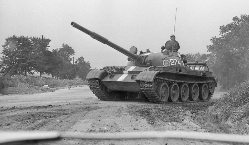 Ruské tanky v Československu v srpnu1968. Snímek turistky Okky Offerhausové uložený v Národním archivu