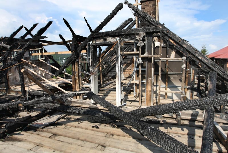 Státní zástupce z rozsáhlého požáru obžaloval muže z Karvinska, který měl v roce 2007 zanedbat opravu komínových těles.
