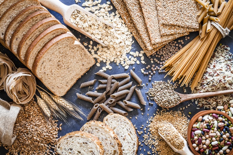 Obiloviny tvoří v některých Modrých zónách klíčovou složku stravy. Místo pšenice jde však častěji o ječmen, oves či hnědou rýži s nižším obsahem lepku.
