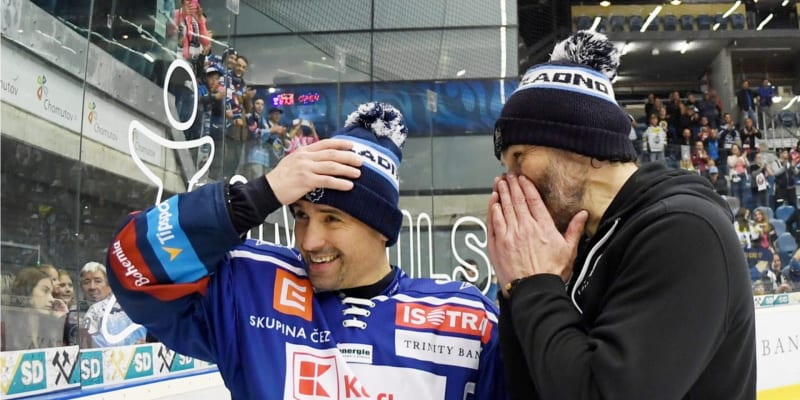 Tomáš Plekanec a Jaromír Jágr oslavují záchranu Kladna v hokejové extralize.