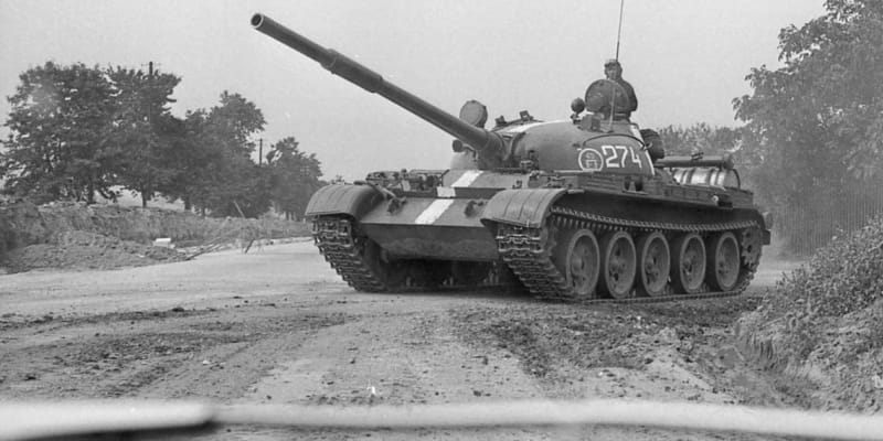 Ruské tanky v Československu v srpnu1968. Snímek turistky Okky Offerhaus uložený v Národním archivu