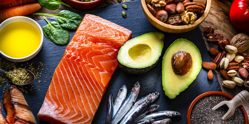 Tuky jsou důležitou složkou zdravého jídelníčku i v případě, že máte vysoký cholesterol. Zaměřte se ale více na rostlinné zdroje a ryby.