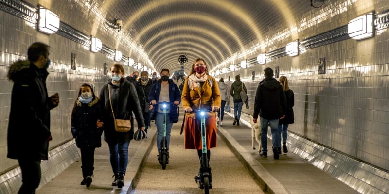 Žena projíždí na elektrické koloběžce Starým labským tunelem v německém Hamburku.