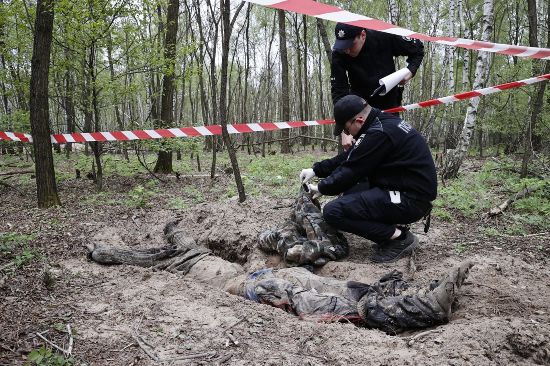 Policisté v Buči dodnes objevují další a další masové hroby.