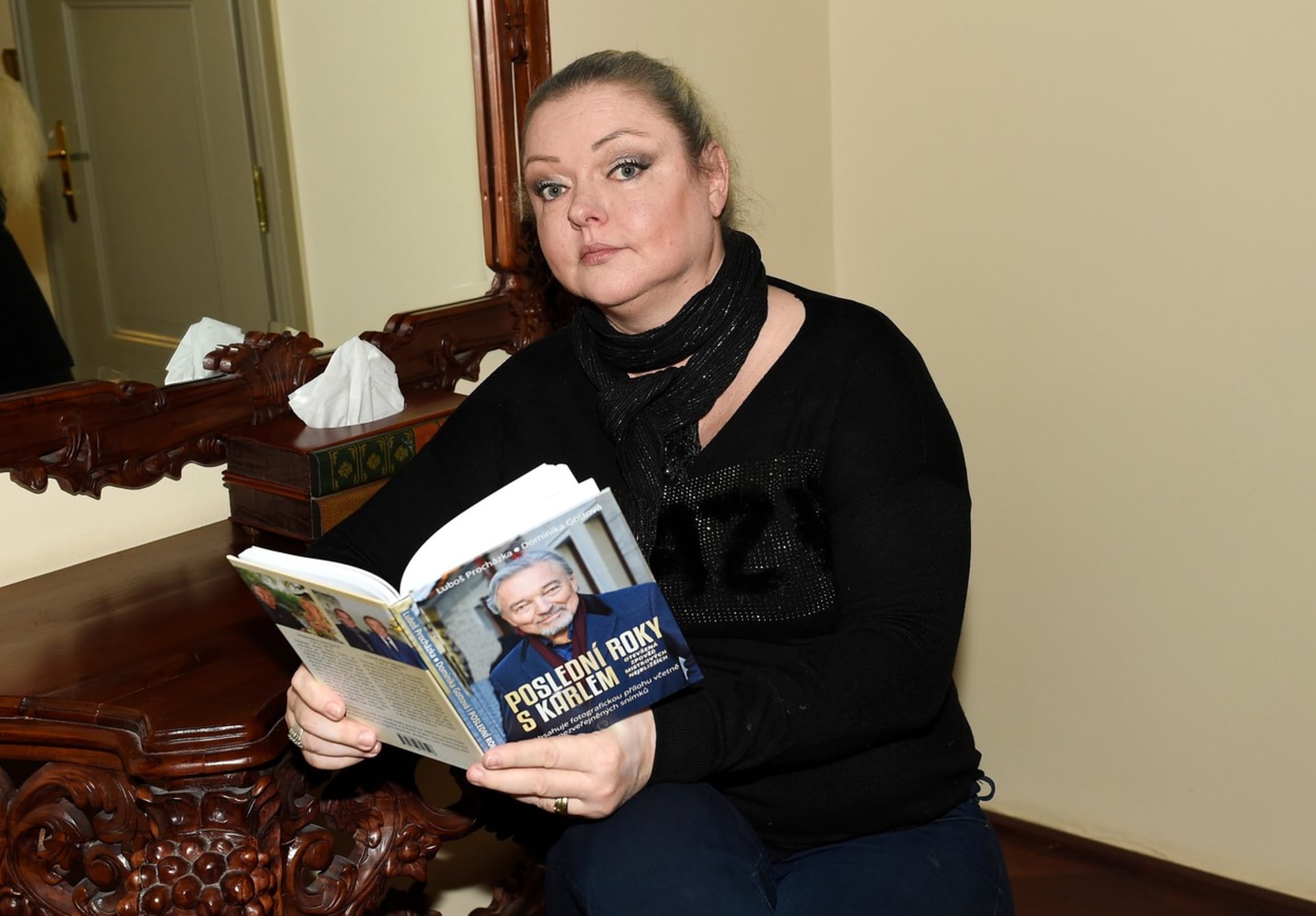 Dominika Gottová s knihou o Karlu Gottovi.
