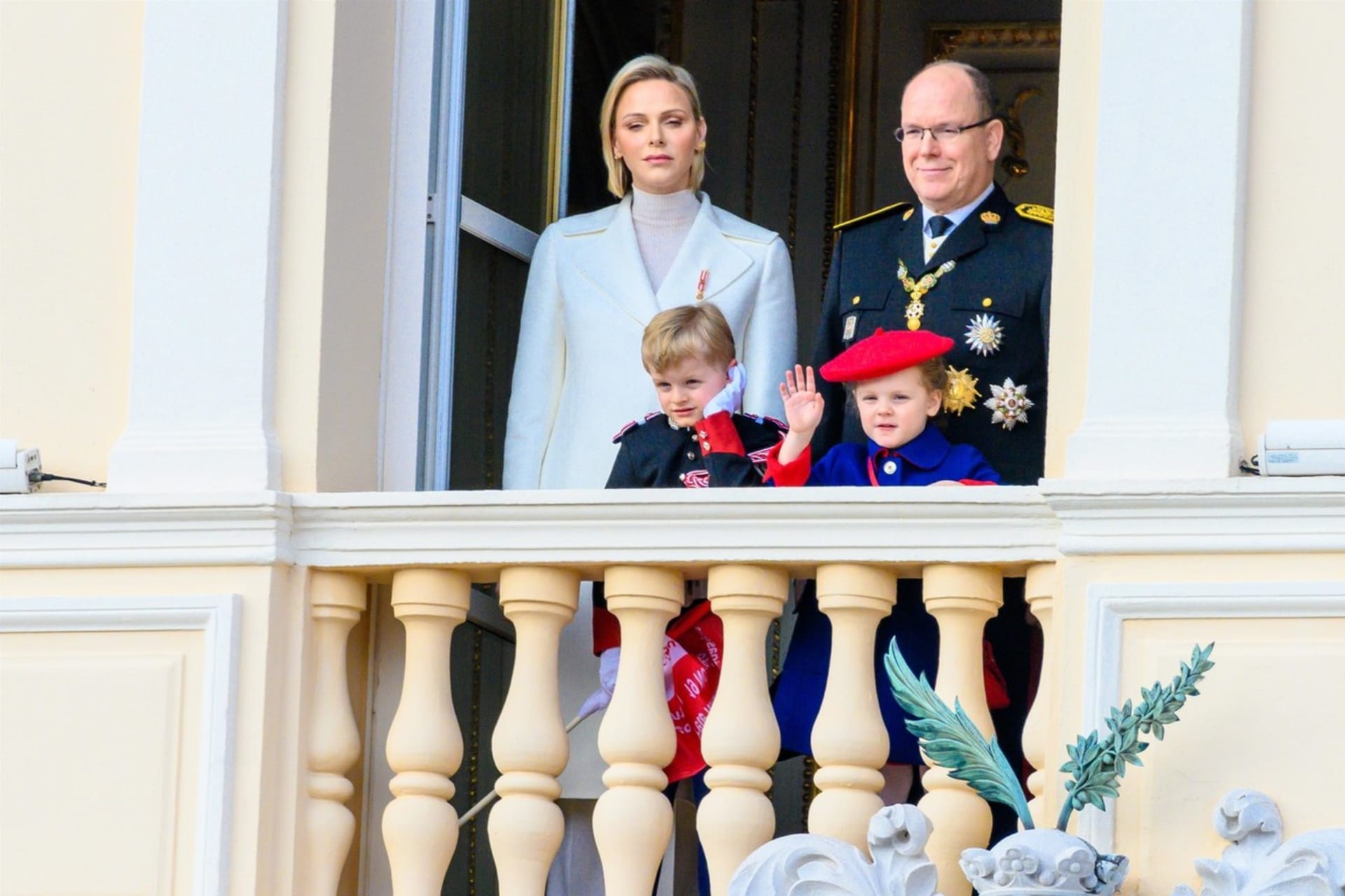 Kněžna Charlene s manželem Albertem II. a dětmi během oslav monackého Národního dne (2019).