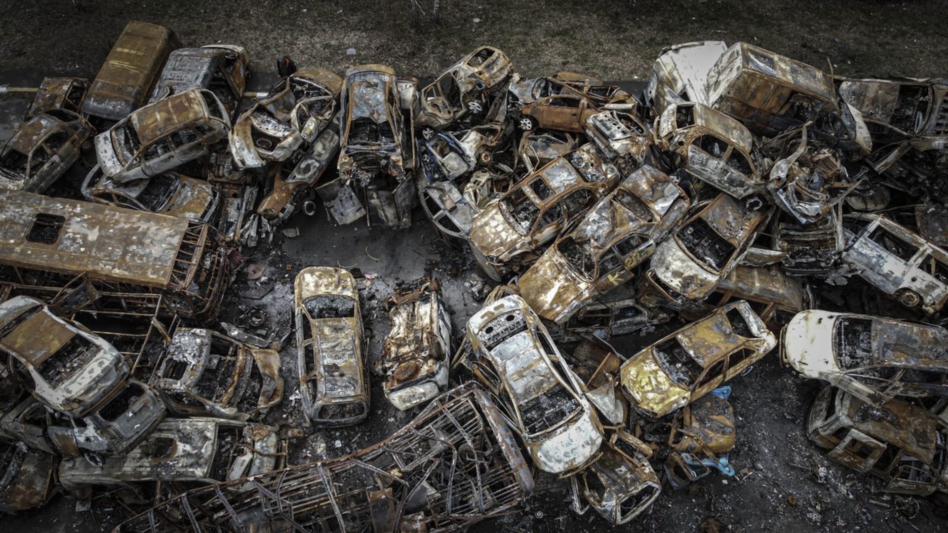 Nahromaděná zničená auta v ukrajinském městě Irpiň.