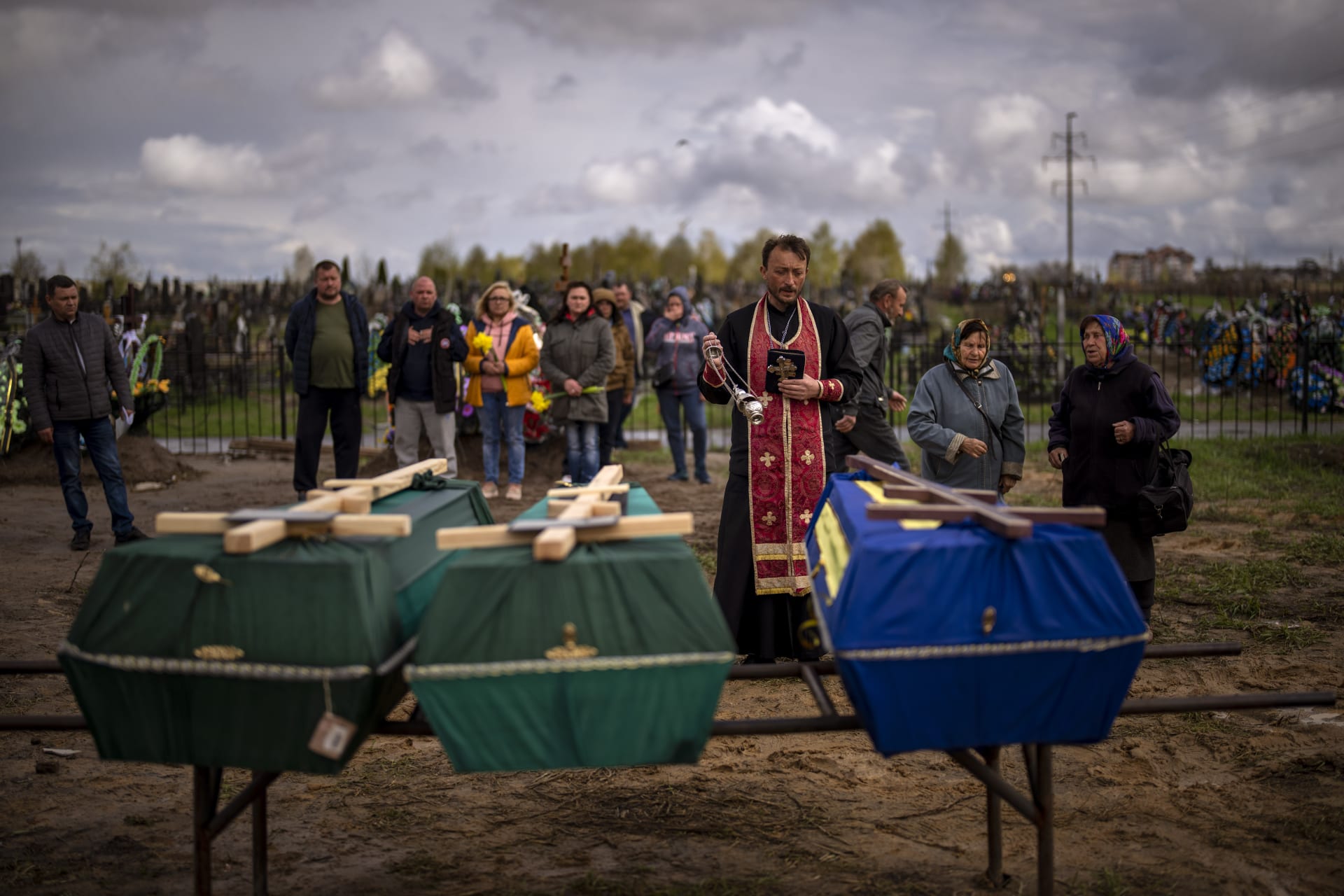Ukrajinci hloubí nové hroby a pohřbívají své mrtvé, které Rusové vhodili do masových hrobů či je ponechali ležet na ulicích.