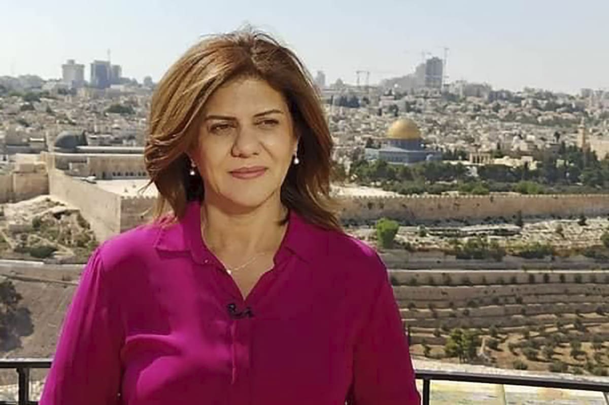 Známá reportérka katarské televizní stanice Al-Džazíra Širín abú Aklahová zemřela na palestinském Západním břehu Jordánu poté, co ji zasáhly střely vypálené izraelskou armádou