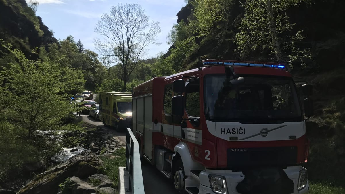 Pražští hasiči zasahovali v Divoké Šárce. Ze skály tam spadla 35letá žena.