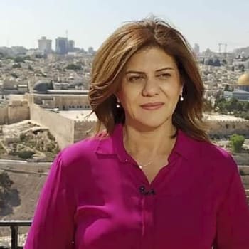 Známá reportérka katarské televizní stanice Al-Džazíra Širín abú Aklahová ve středu zemřela na palestinském Západním břehu Jordánu poté, co ji zasáhly střely vypálené izraelskou armádou
