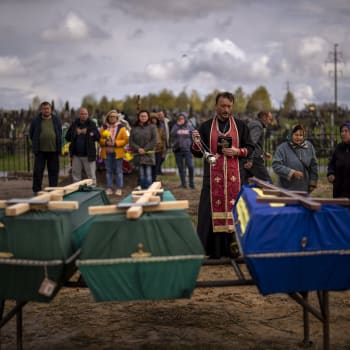 Ukrajinci hloubí nové hroby a pohřbívají své mrtvé, které Rusové vhodili do masových hrobů či je ponechali ležet na ulicích.